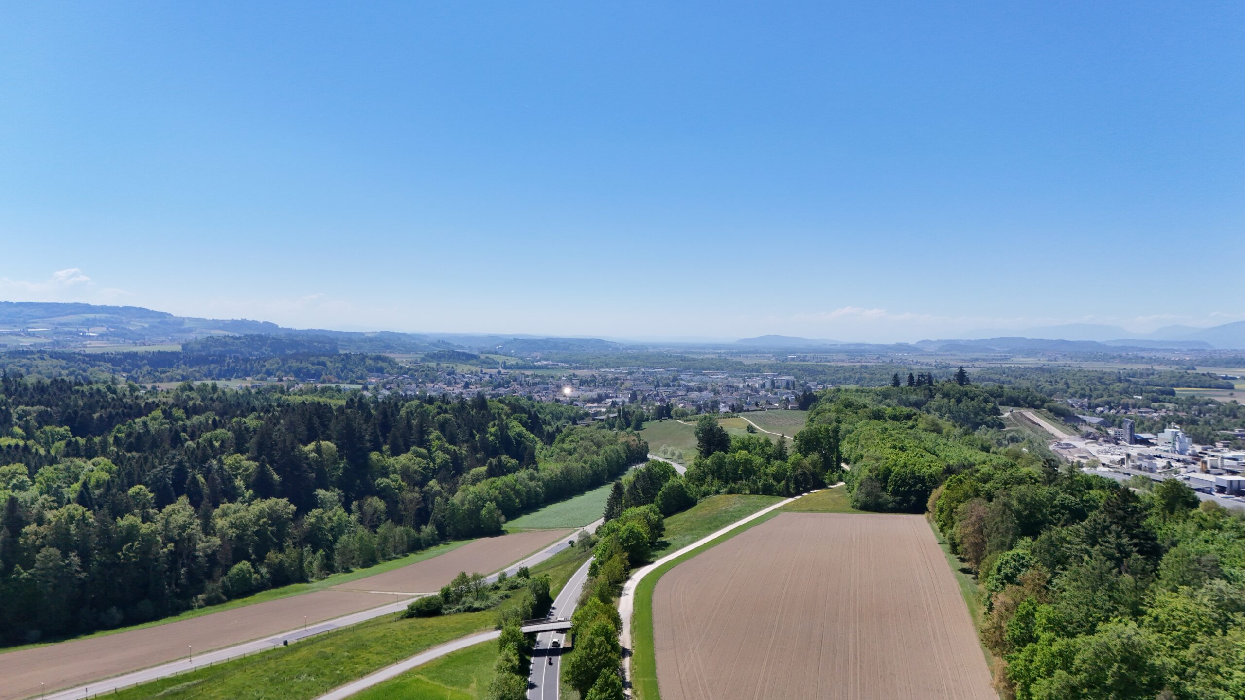 Luftaufnahme bei Hardern mit Blick auf Lyss und das Seeland