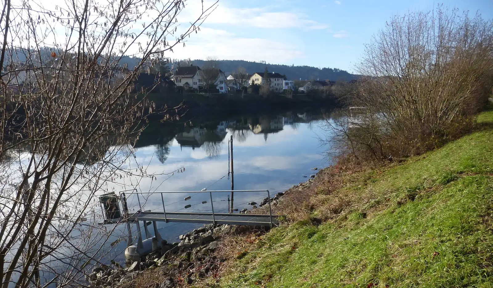 Die Aare in Brügg mit Uferweg und Wohnhäusern