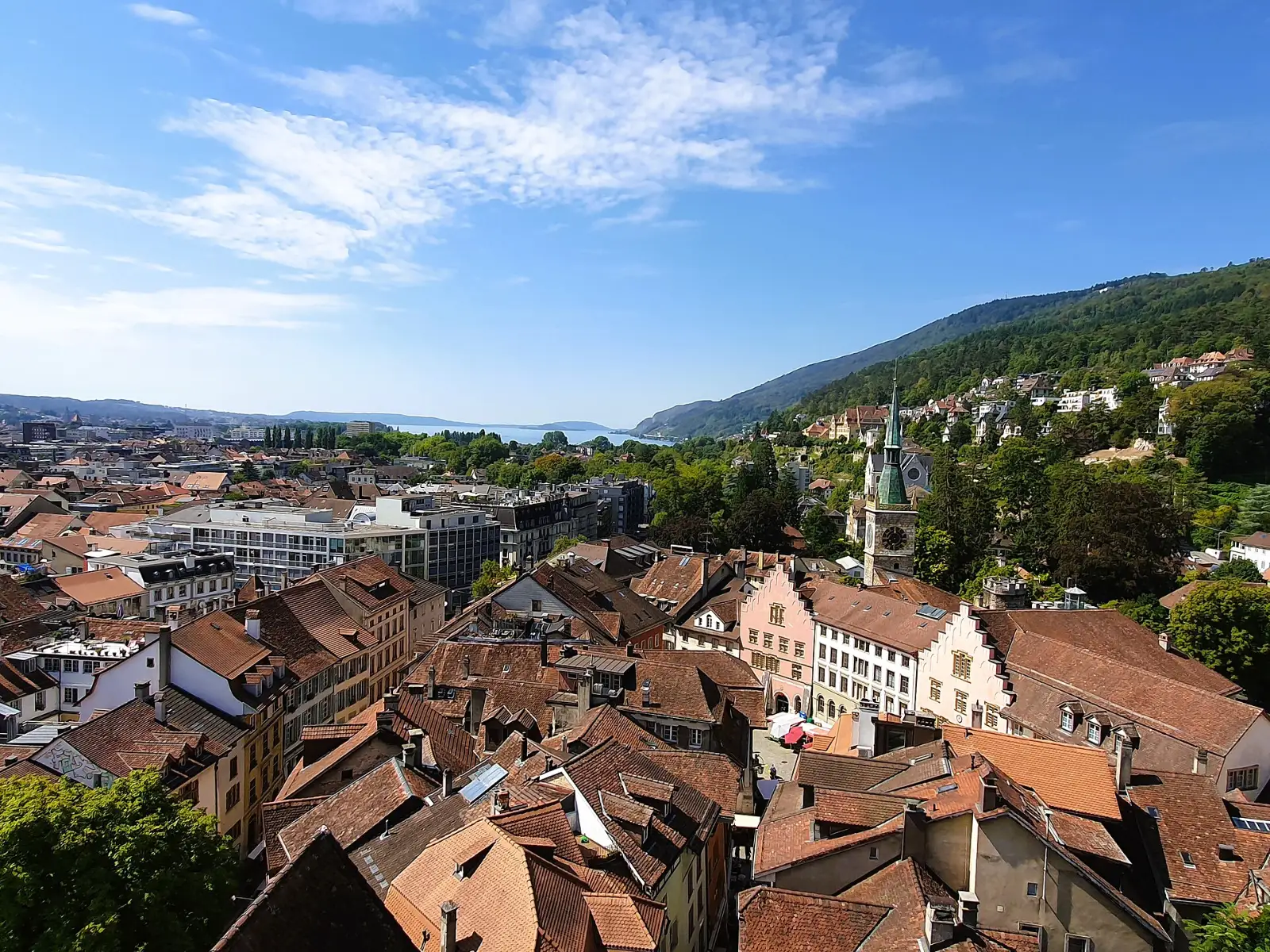 Altstadt von Biel/Bienne mit dem Jura im Hintergrund
