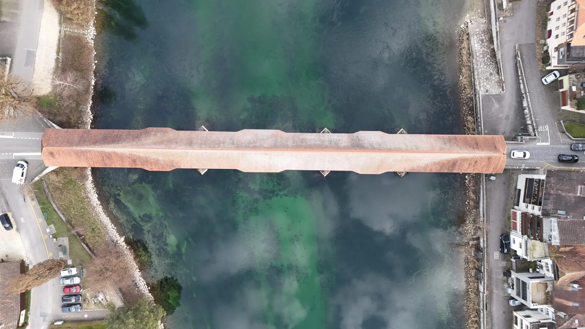 Luftaufnahme der historischen Holzbrücke über die Aare in Büren an der Aare