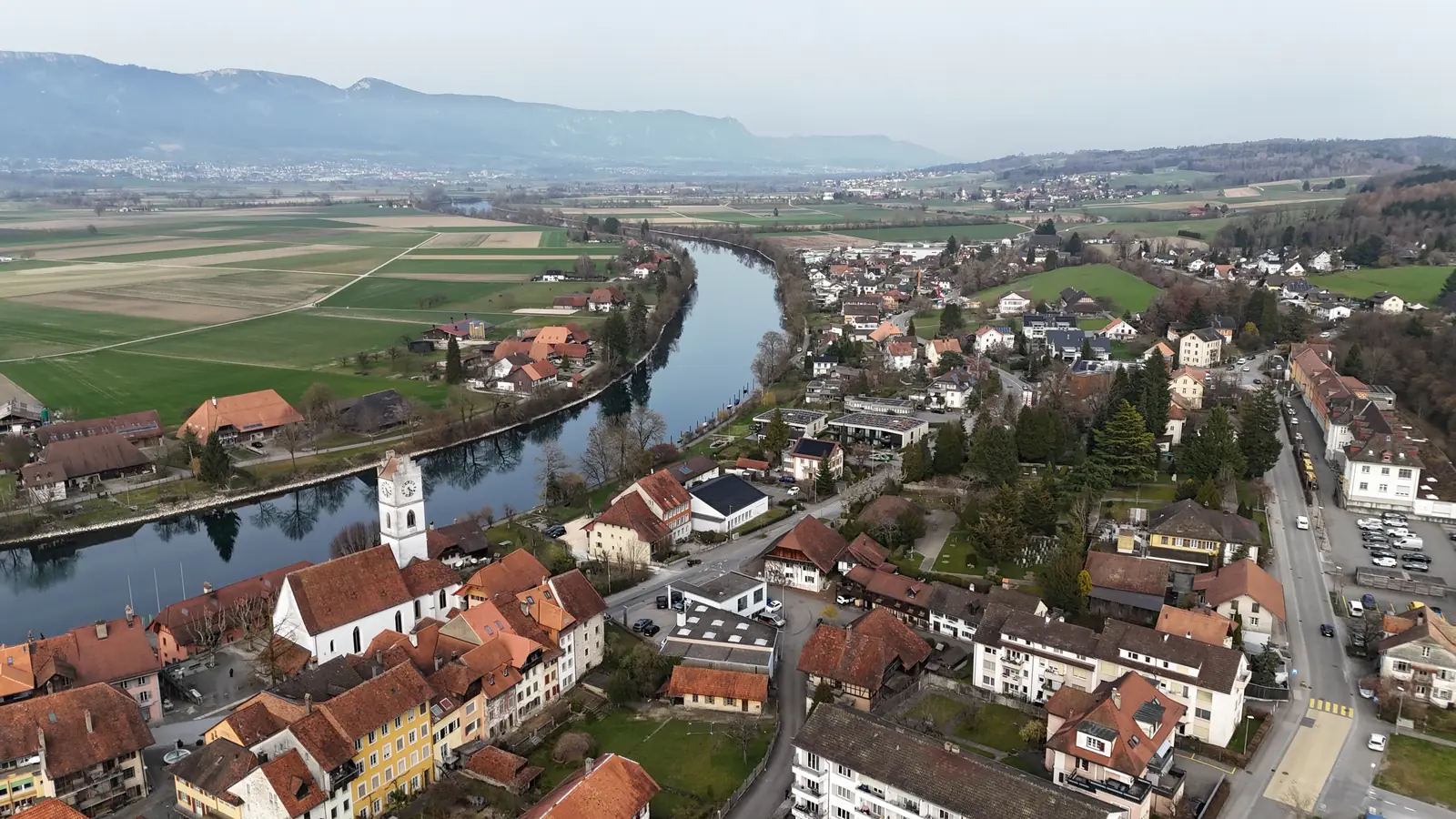 Luftaufnahme Büren an der Aare mit Stedtli, Kirche und Aare