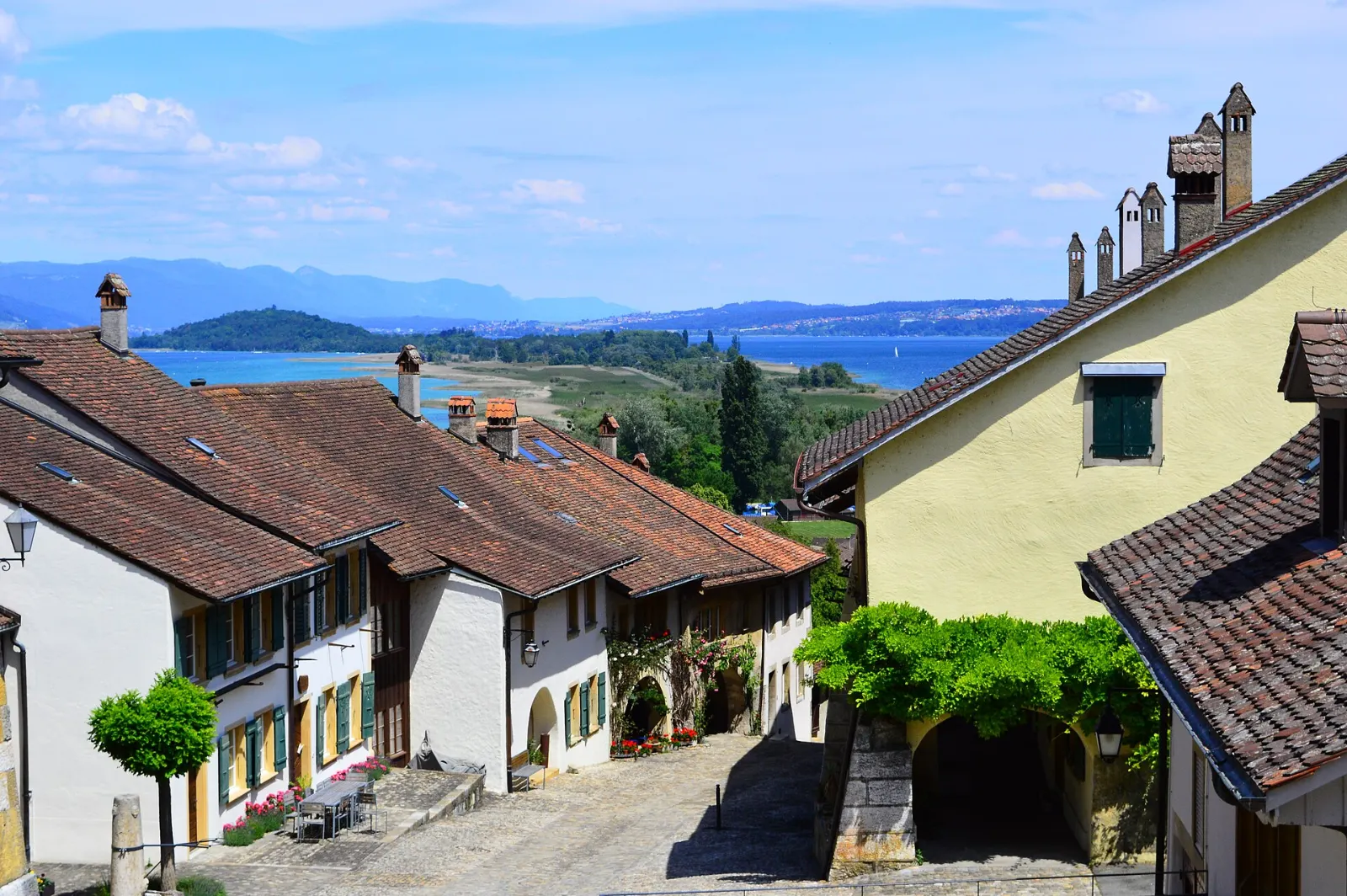 Erlach am Bielersee mit Blick zur St. Petersinsel