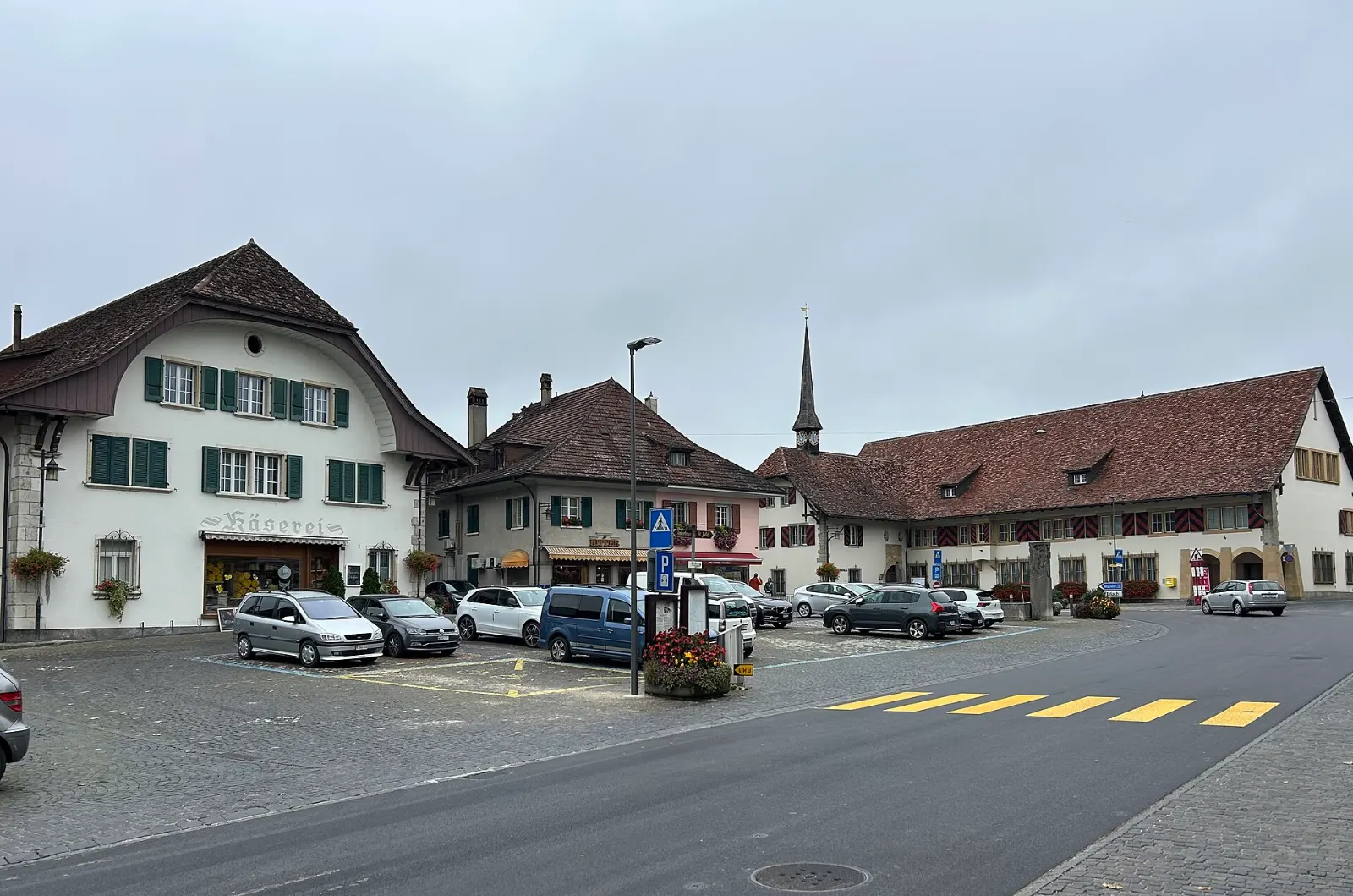 Dorfkern von Ins mit Hotel Bären