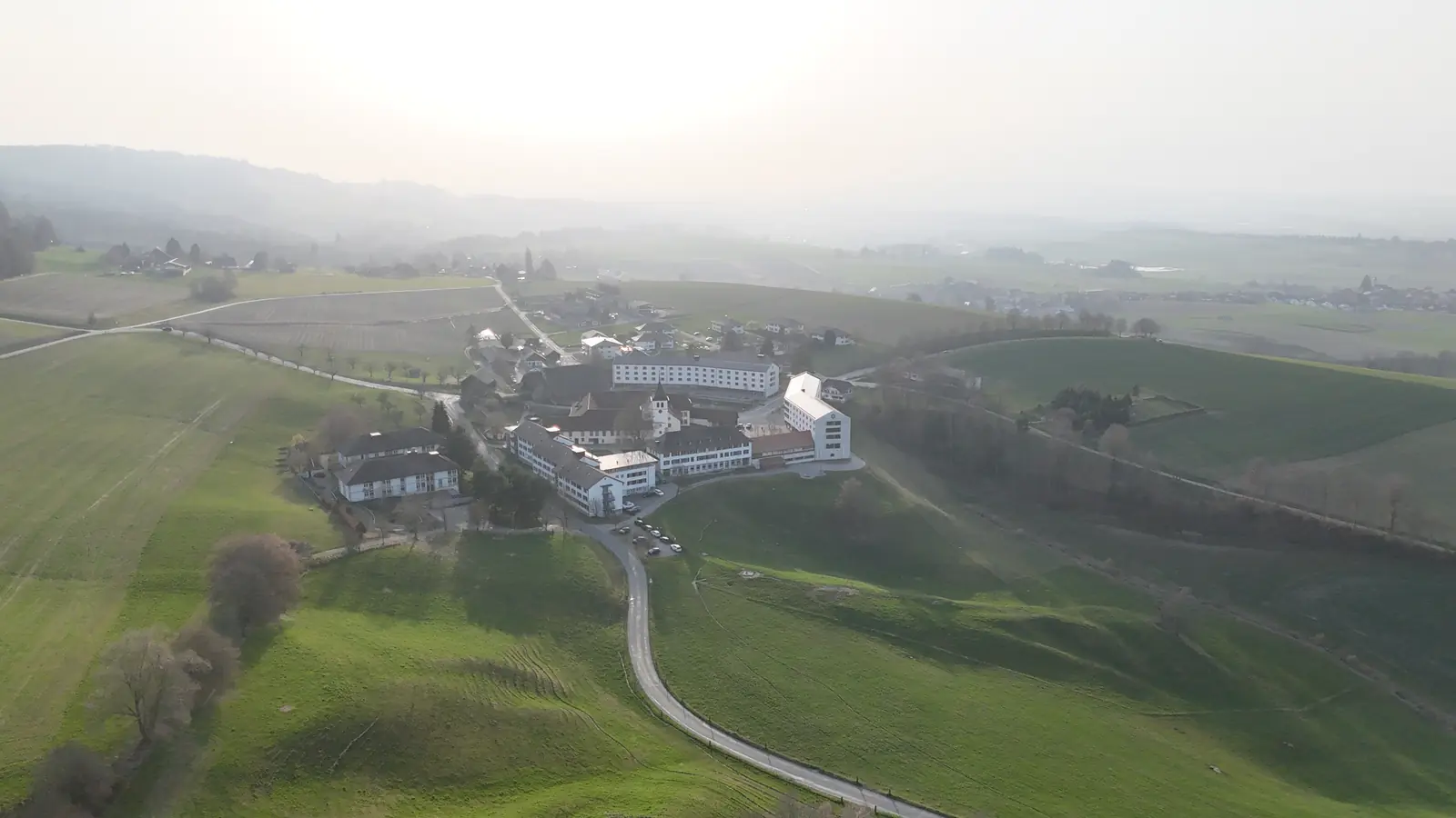 Luftaufnahme des Klosters Frienisberg (Gemeinde Seedorf) zwischen Seeland und Meikirch