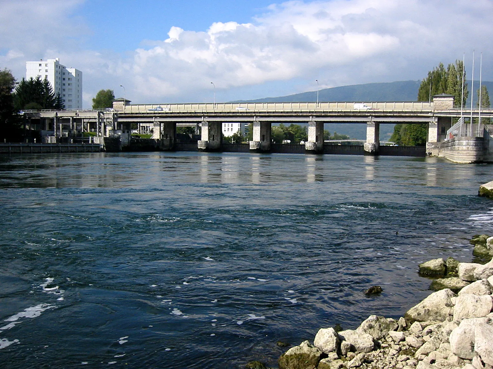 Regulierwehr Port am Nidau-Büren-Kanal mit Jura
