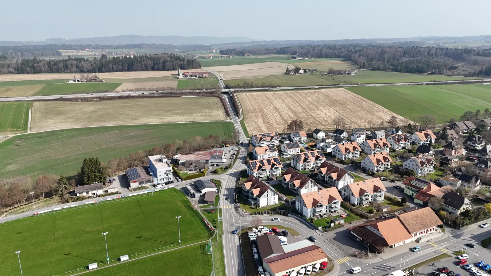 Luftaufnahme Schüpfen mit Dorf und Feldern