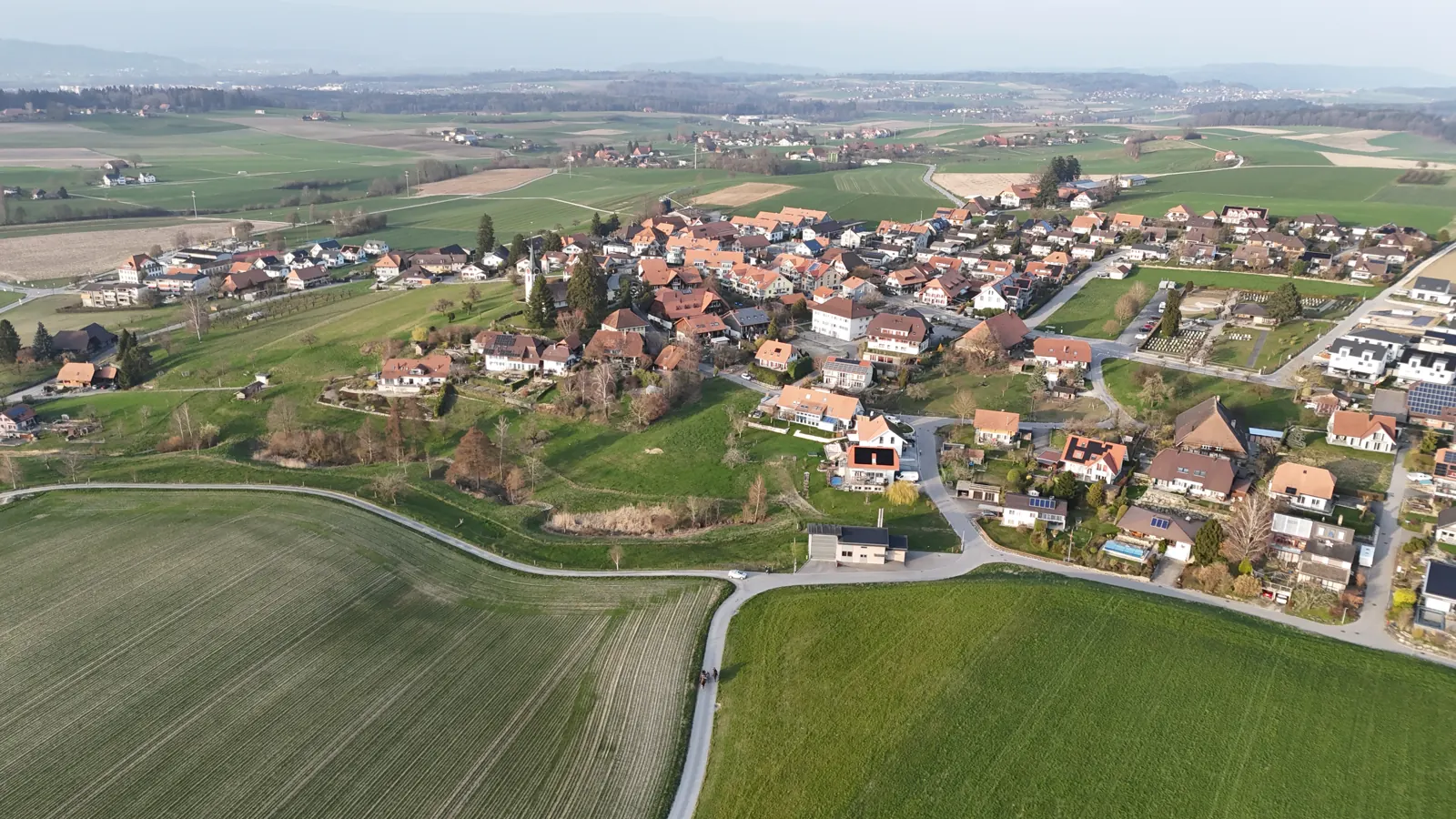 Luftaufnahme Seedorf bei Aarberg mit Dorf und Feldern