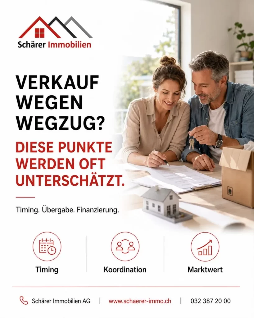 Paar mit Schlüssel und Umzugskarton – Immobilie verkaufen wegen Wegzug