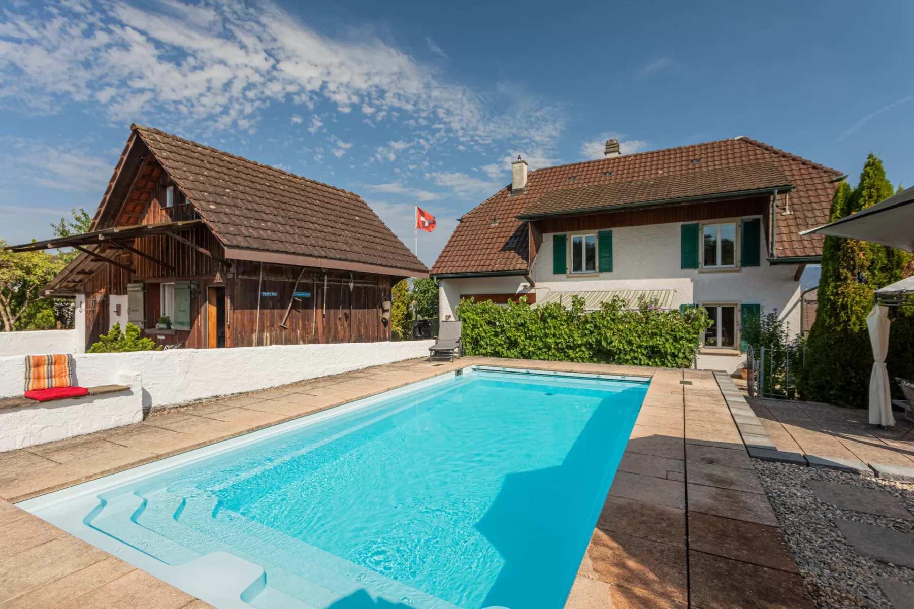 Charaktervolles Zweifamilien Haus mit Pool und separatem Gästehaus – Bild 1