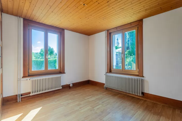 Charaktervolles Zweifamilien Haus mit Pool und separatem Gästehaus – Bild 2