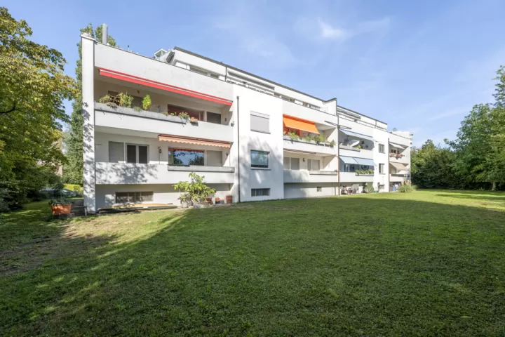 Grosszügige 5.5-Zimmer-Attikawohnung mit weitläufiger Terrasse in Nidau – Bild 4