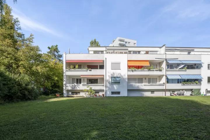 Grosszügige 5.5-Zimmer-Attikawohnung mit weitläufiger Terrasse in Nidau – Bild 5