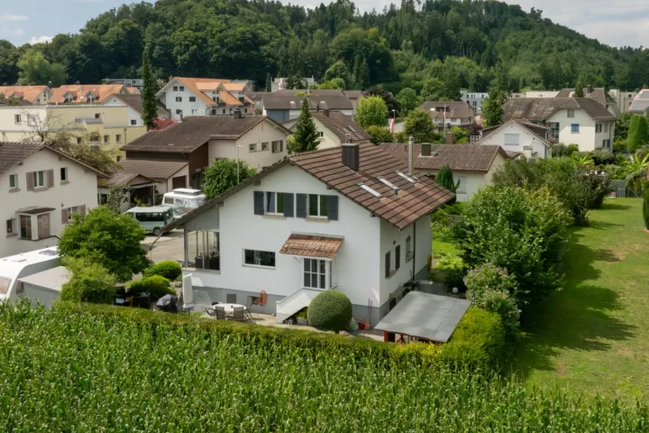 Ihr neues Zuhause mit Weitsicht: Charmantes 4½-Zimmer-Einfamilienhaus in Studen – Bild 4