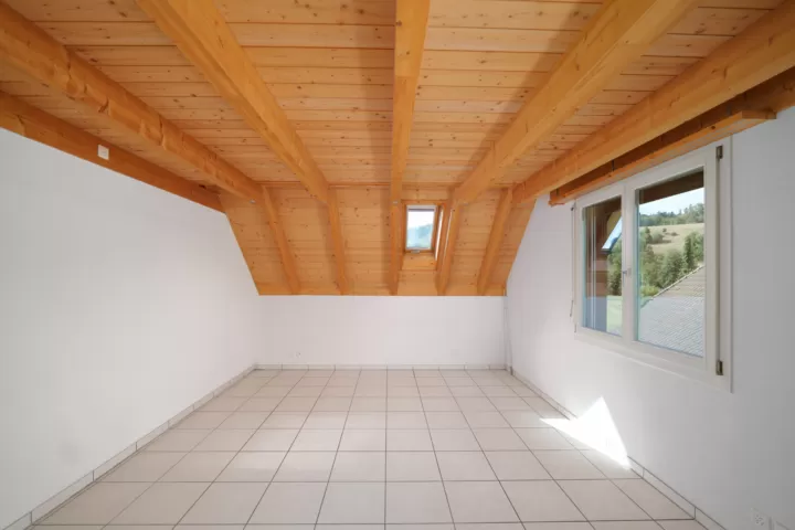 Grosszügige 3.5-Zimmer-Maisonettewohnung mit Galerie und individuellem Wohncharakter in Worben – Bild 2