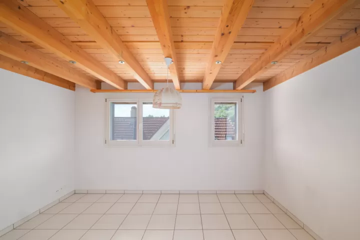 Grosszügige 3.5-Zimmer-Maisonettewohnung mit Galerie und individuellem Wohncharakter in Worben – Bild 3