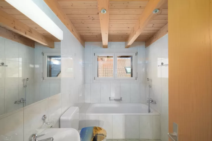 Grosszügige 3.5-Zimmer-Maisonettewohnung mit Galerie und individuellem Wohncharakter in Worben – Bild 4